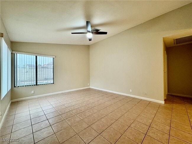 7289 Topeka Dr in Las Vegas, NV - Foto de edificio - Building Photo
