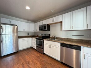 6649 N Columbia Way in Portland, OR - Foto de edificio - Building Photo