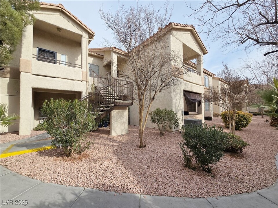 1830 N Buffalo Dr in Las Vegas, NV - Building Photo