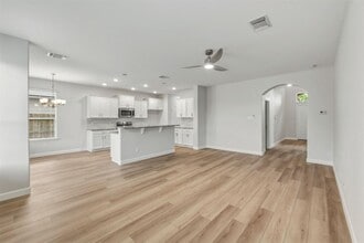 301 Serpentine Ln in Jarrell, TX - Building Photo - Building Photo