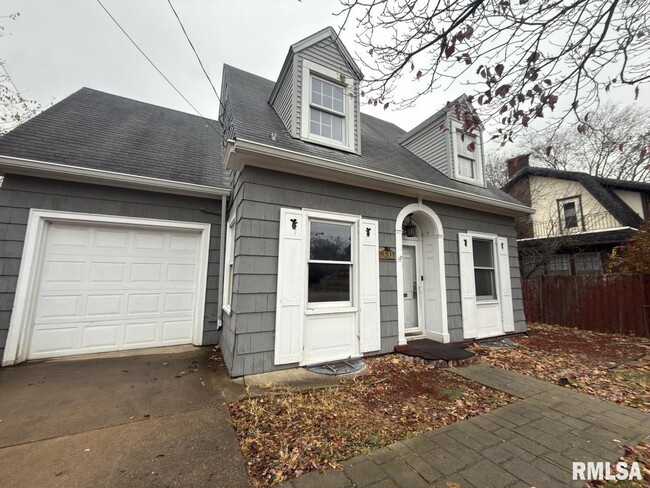 3013 Knoxville Ave in Peoria, IL - Building Photo - Building Photo