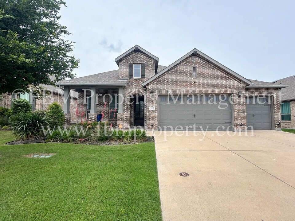 335 Country Meadows Blvd in Waxahachie, TX - Building Photo