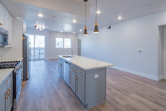 Jasmine Luxury Apartments in Los Angeles, CA - Building Photo - Interior Photo