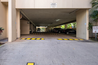 The Four Paddles in Honolulu, HI - Foto de edificio - Building Photo