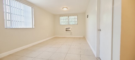 567 E 11th St in Hialeah, FL - Foto de edificio - Building Photo