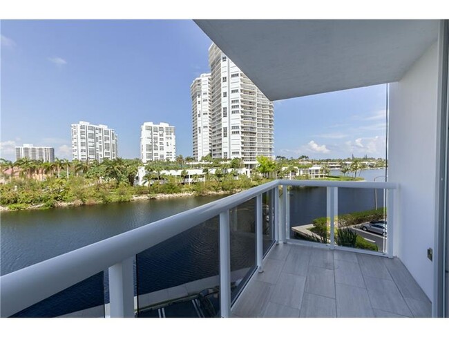 20505 E Country Club Dr, Unit 431 in Aventura, FL - Building Photo - Building Photo