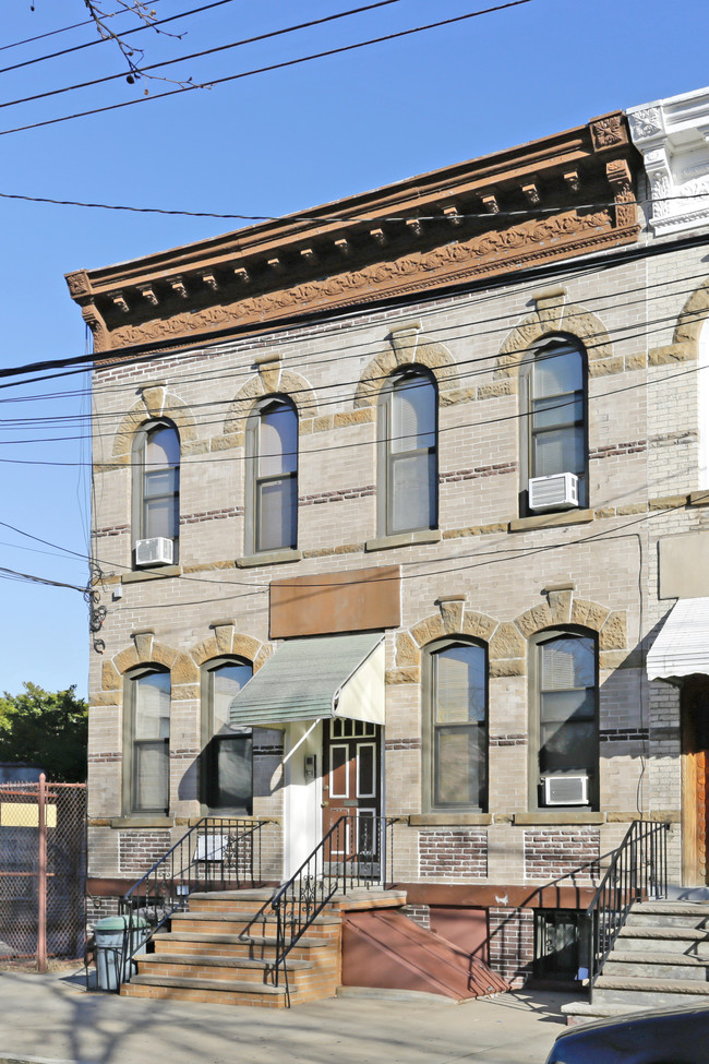 5913 Grove St in Ridgewood, NY - Building Photo - Building Photo