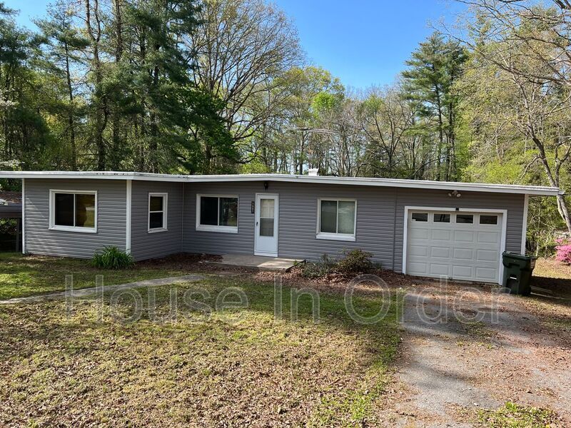 1451 Dana Rd in Hendersonville, NC - Building Photo