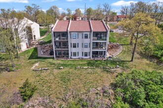 15 Monterey Dr in Lake Ozark, MO - Foto de edificio - Building Photo