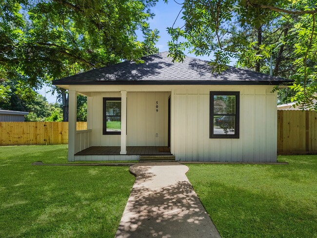 509 W 6th St in Brenham, TX - Building Photo - Building Photo
