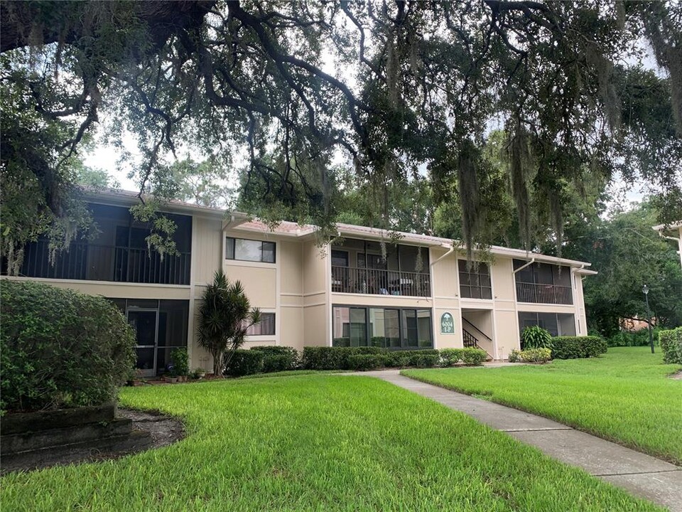 6004 Laketree Ln in Temple Terrace, FL - Building Photo