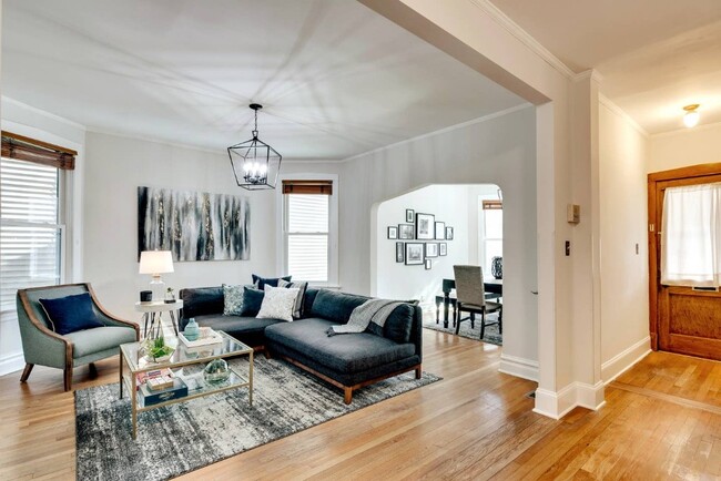 2108 W Addison St, Unit 1 in Chicago, IL - Foto de edificio - Building Photo