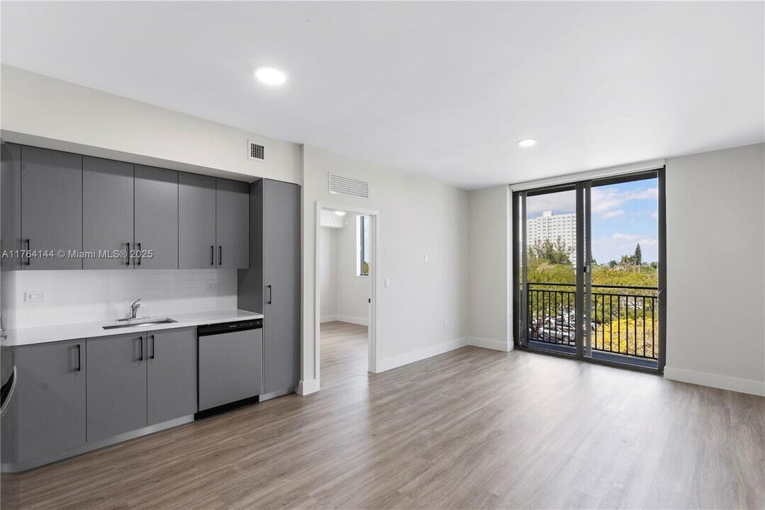 1559 NW 15th Street Rd in Miami, FL - Building Photo