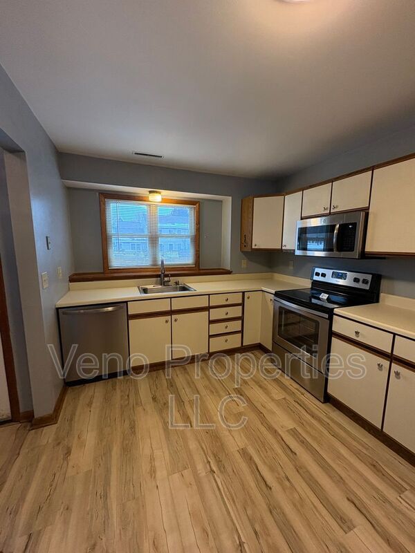 8 Redcoat Ct in Clifton Park, NY - Building Photo - Building Photo