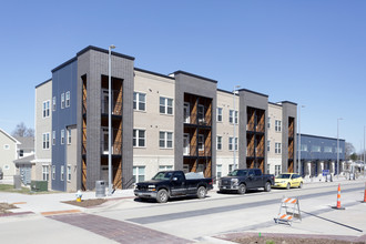 Broadmoor at River's Edge in Council Bluffs, IA - Building Photo - Building Photo