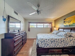 9411 N Hollybrook Lake Dr in Pembroke Pines, FL - Building Photo - Building Photo