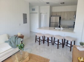 935 SW 72nd Ave, Unit B1 in Miami, FL - Building Photo