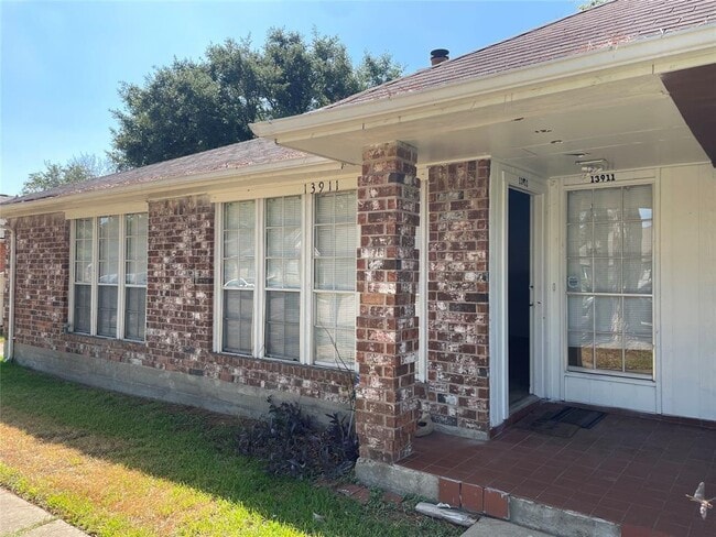 13911 Cravenridge Dr in Houston, TX - Building Photo - Building Photo