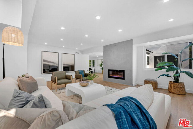 property at 418 N Bowling Green Way