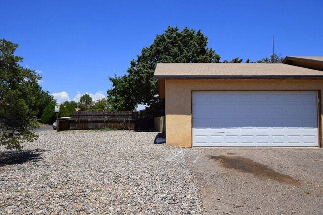 1665 Pegasus Ave SE in Rio Rancho, NM - Building Photo - Building Photo