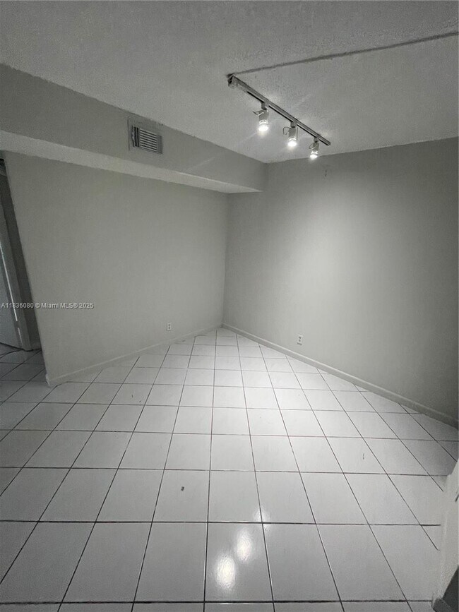 10041 Winding Lake Rd in Sunrise, FL - Building Photo - Building Photo