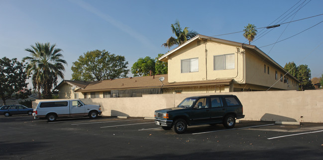 570 Hollenbeck Apartments in Covina, CA - Foto de edificio - Building Photo