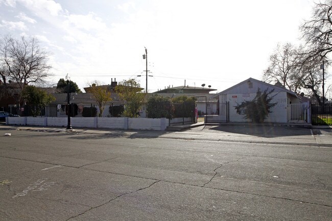 830-838 Lampasas Ave in Sacramento, CA - Foto de edificio - Building Photo