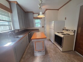 1907 N Oakley St in Saginaw, MI - Building Photo