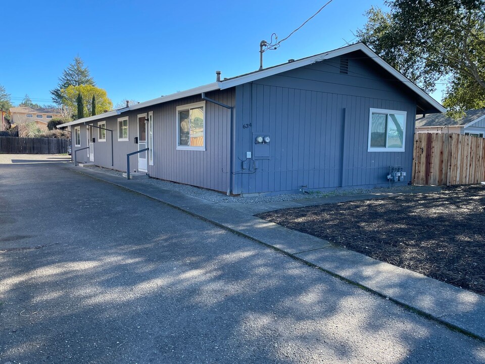 634 College St in Healdsburg, CA - Building Photo