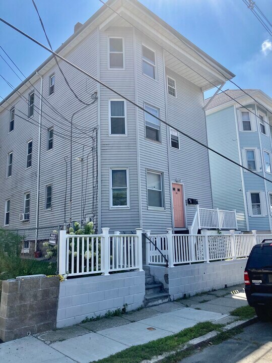 16 Woodlawn St in New Bedford, MA - Building Photo