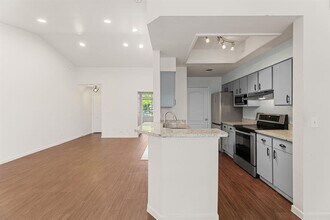 6000-16 Shepherd Mountain Cove in Austin, TX - Building Photo - Building Photo