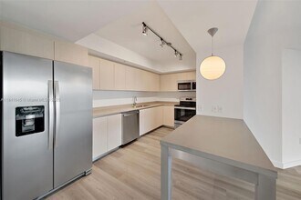 1500 Bay Rd, Unit M-1014 in Miami Beach, FL - Building Photo - Building Photo
