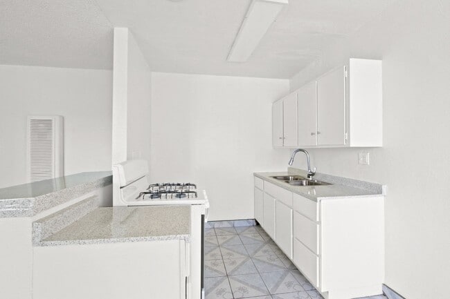 Westminster Apartments in Westminster, CA - Foto de edificio - Building Photo