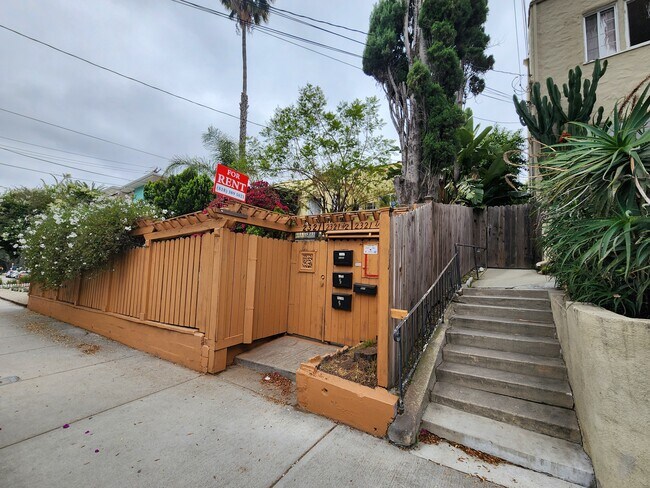 2321 N Beachwood Dr in Los Angeles, CA - Building Photo - Building Photo