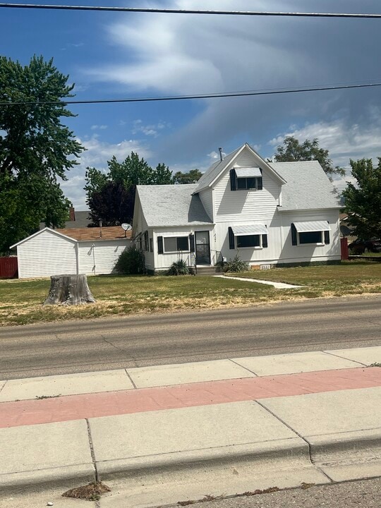 304 E 4th St in Emmett, ID - Building Photo