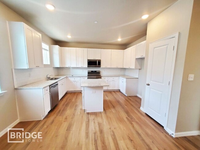 1045 E Golden Ln in Burleson, TX - Building Photo - Building Photo