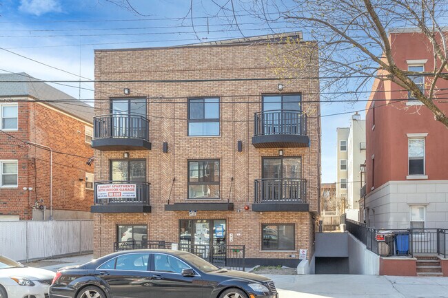 25-82 43rd St in Astoria, NY - Foto de edificio - Building Photo