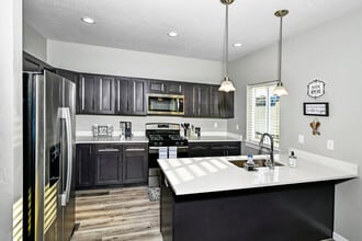 521 N Creative in Post Falls, ID - Foto de edificio - Building Photo