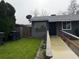 1441 W Vassar Ave in Visalia, CA - Building Photo