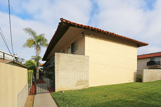 2117 Elden Ave in Costa Mesa, CA - Building Photo - Building Photo