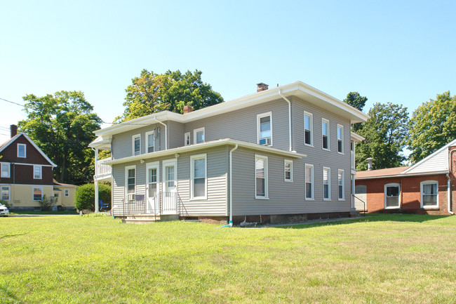 5 Hough St in Plainville, CT - Foto de edificio - Building Photo