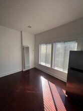 201 Toluca N St in Los Angeles, CA - Foto de edificio - Building Photo