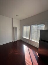 201 Toluca N St, Unit 17 in Los Angeles, CA - Building Photo - Building Photo