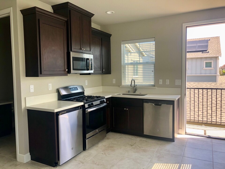 919 Perennial Ter, Unit 919 in Davis, CA - Building Photo