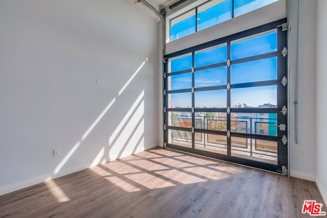 3279 San Marino St in Los Angeles, CA - Building Photo