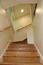 2400 SW Hoffman Ave, Unit 4 in Portland, OR - Building Photo - Building Photo