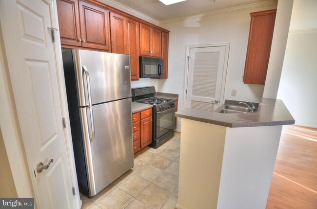 21216 McFadden Square-Unit -108 in Sterling, VA - Foto de edificio - Building Photo