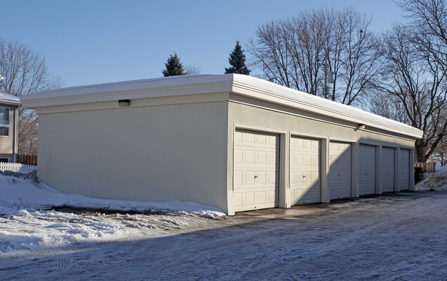 Emerson Apartments in West St. Paul, MN - Foto de edificio - Building Photo