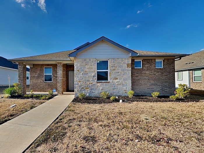 1419 Marvin Gardens in Lancaster, TX - Foto de edificio