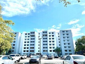 9001 SW 77th Ave in Miami, FL - Building Photo